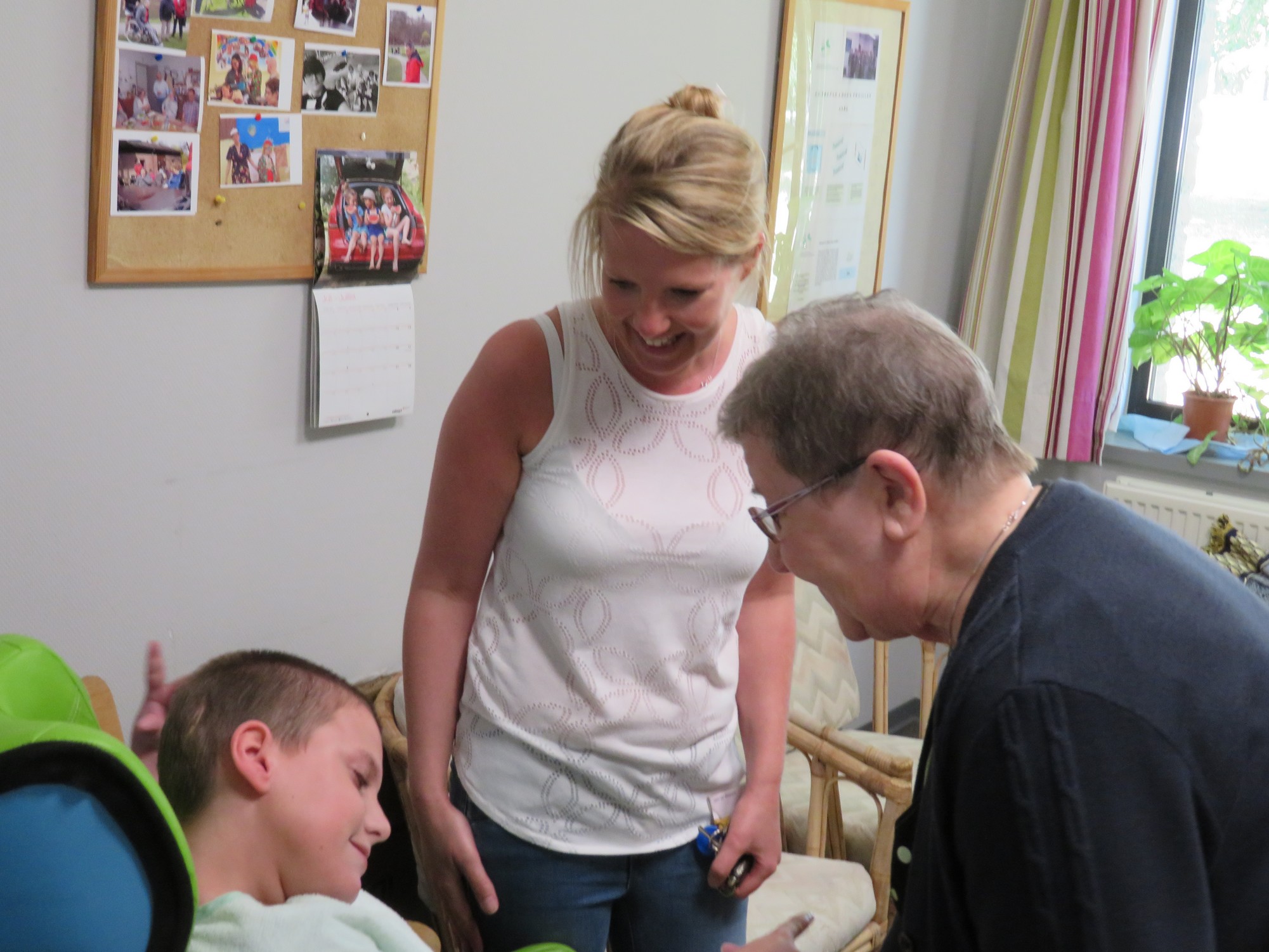 Une volontaire rend visite à un enfant en situation de handicap